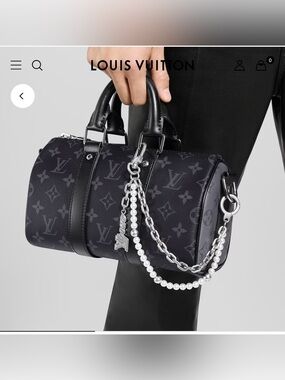 LOUIS VUITTON
Metal Pearls Mini Chain Belt Bag Charm Silver